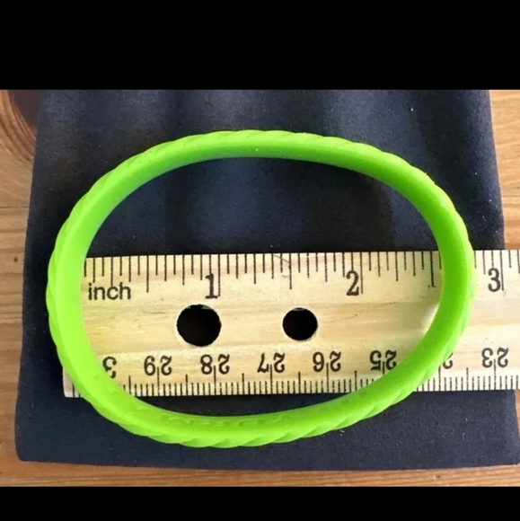 David Yurman Pistaschio Green Rubber Bracelet 10mm Stamped D.Y. Limited Edition - Picture 9 of 10